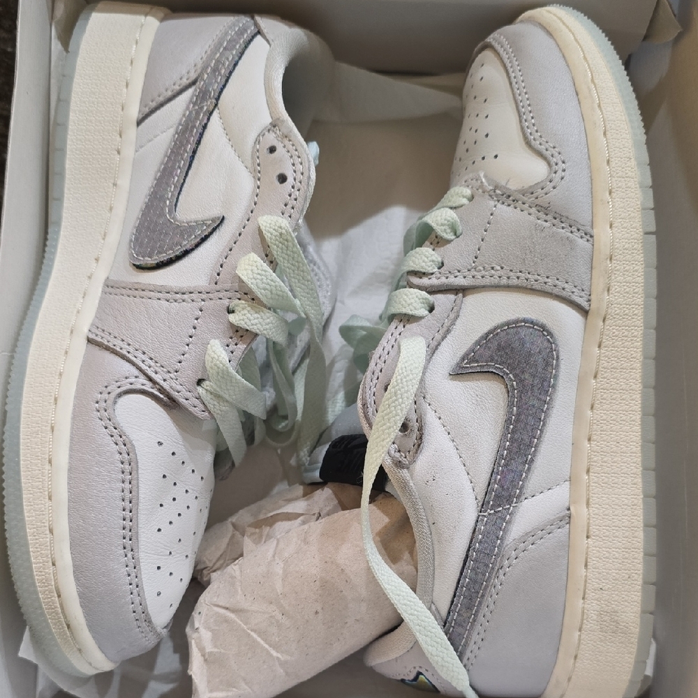 Nike Gray and White Sneakers with Classic Low-Top Design